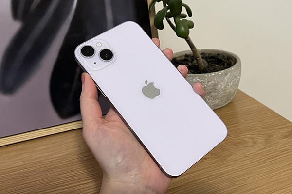 iPhone 14 Plus màu tím dưới ánh đèn trong phòng sẽ nghiêng về màu trắng